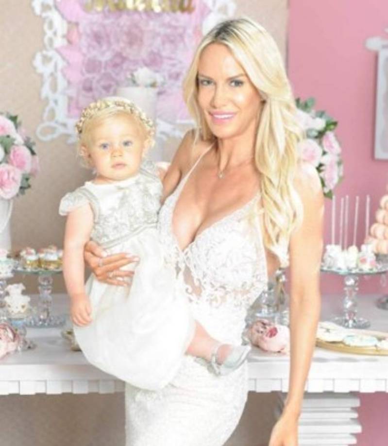 Recientemente, Salazar se convirtió en madre por primera vez mediante un embarazo subrogado a través de una fertilización in vitro de la que fue producto “Matilda“.<br/>