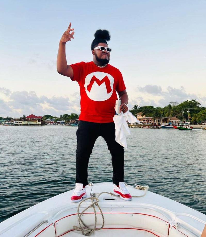 ”Yo no lo veo correcto por eso no me van a ver irme a meter a un desfile porque la cosa no es relajo”, agregó.