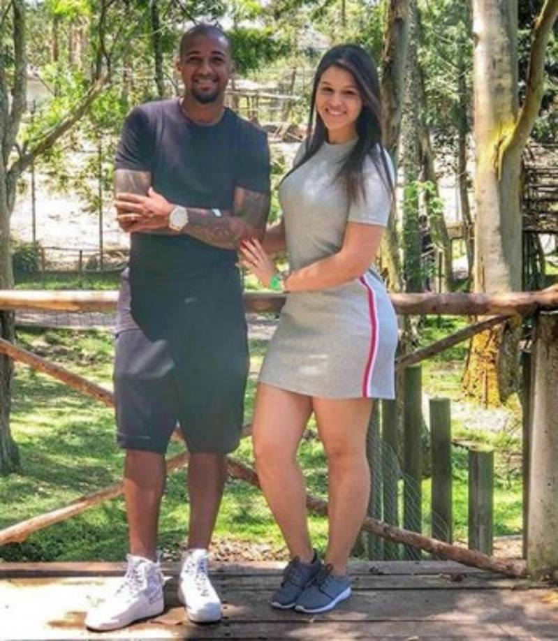 Tanto el futbolista y la chica comparten en sus redes sociales lo bien que la están pasando en Honduras.