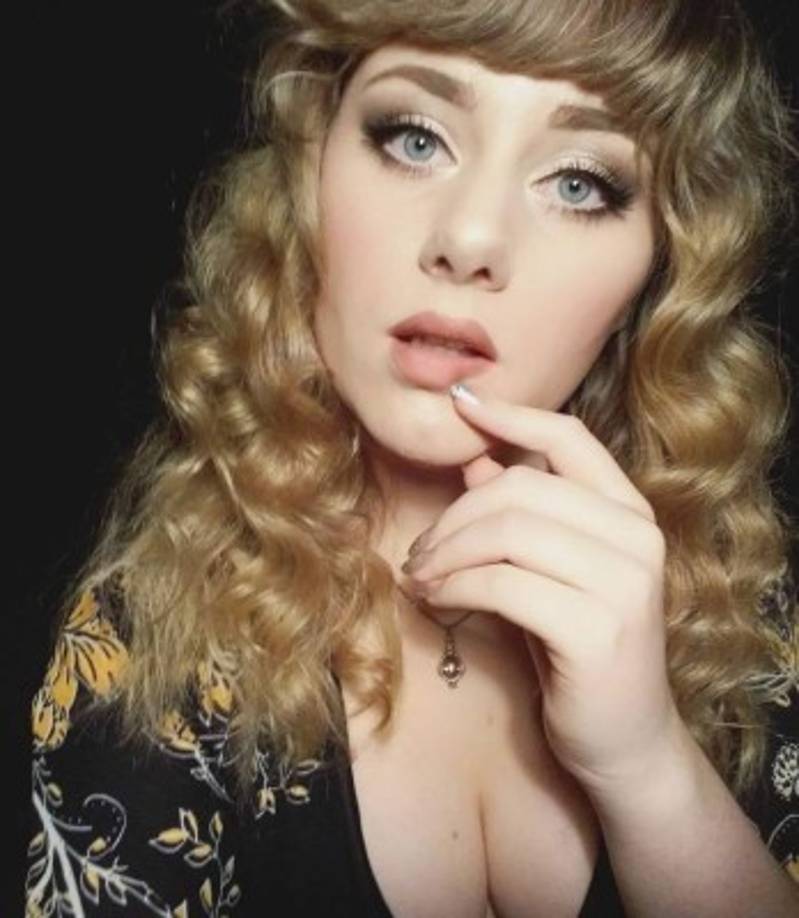 En su repertorio de fotos, se puede ver a la joven imitar también el look de Zooey Deschanel.<br/>