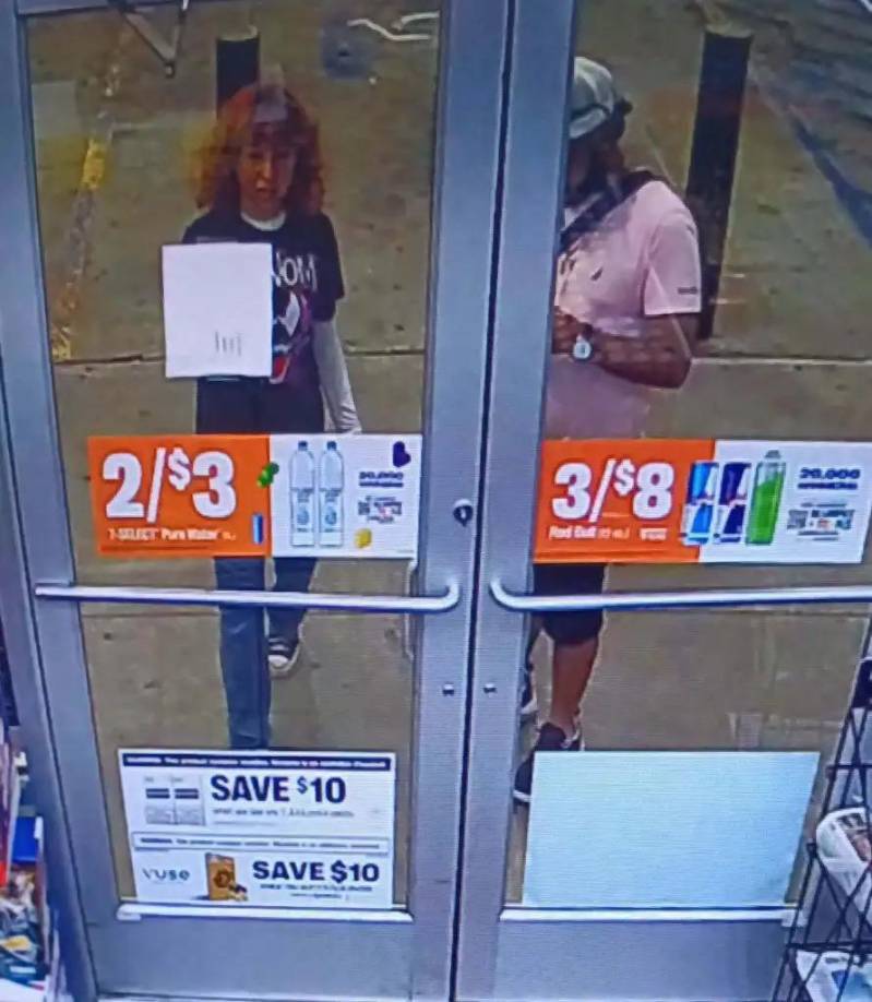 Imágenes de vigilancia mostraron a los hombres reuniéndose con la menor<b> </b>en una tienda de conveniencia, según el reporte policial.