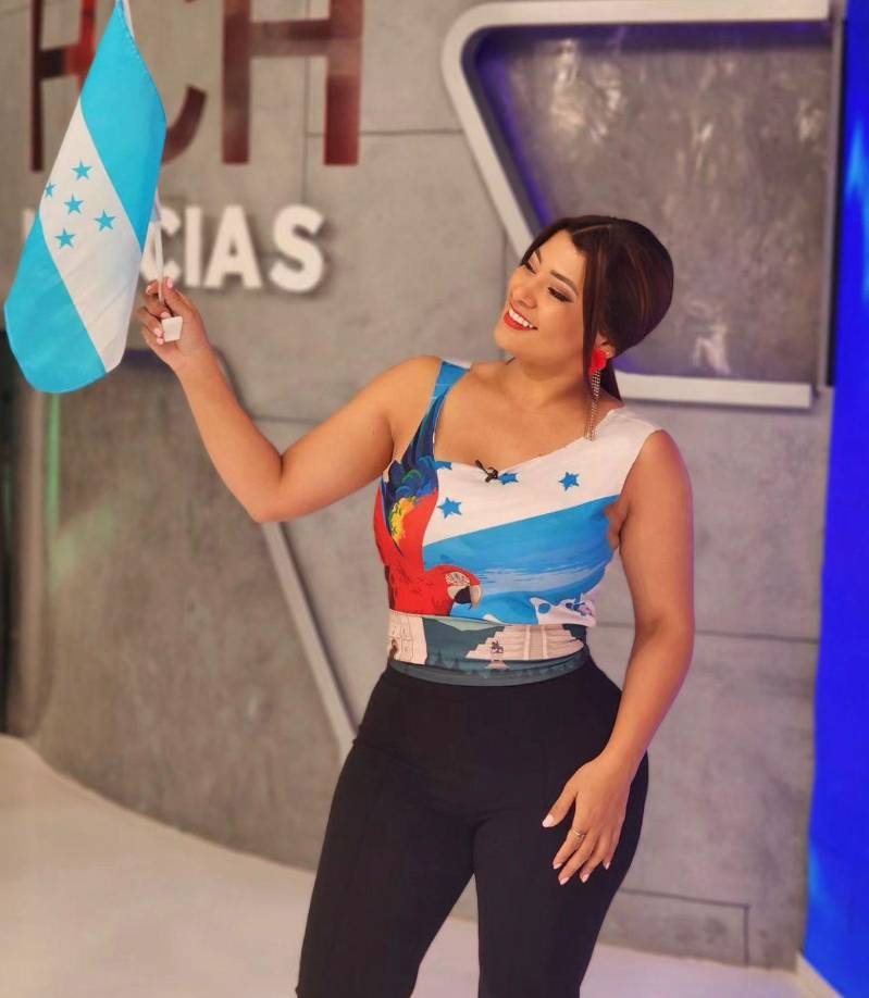 Tras finalizar los cortes de la camisa, la extrovertida presentadora colgó varias imágenes en su cuenta de Instagram luciéndola en el set de televisión donde labora. Lo que nunca se esperó, es que surgieran reclamos.