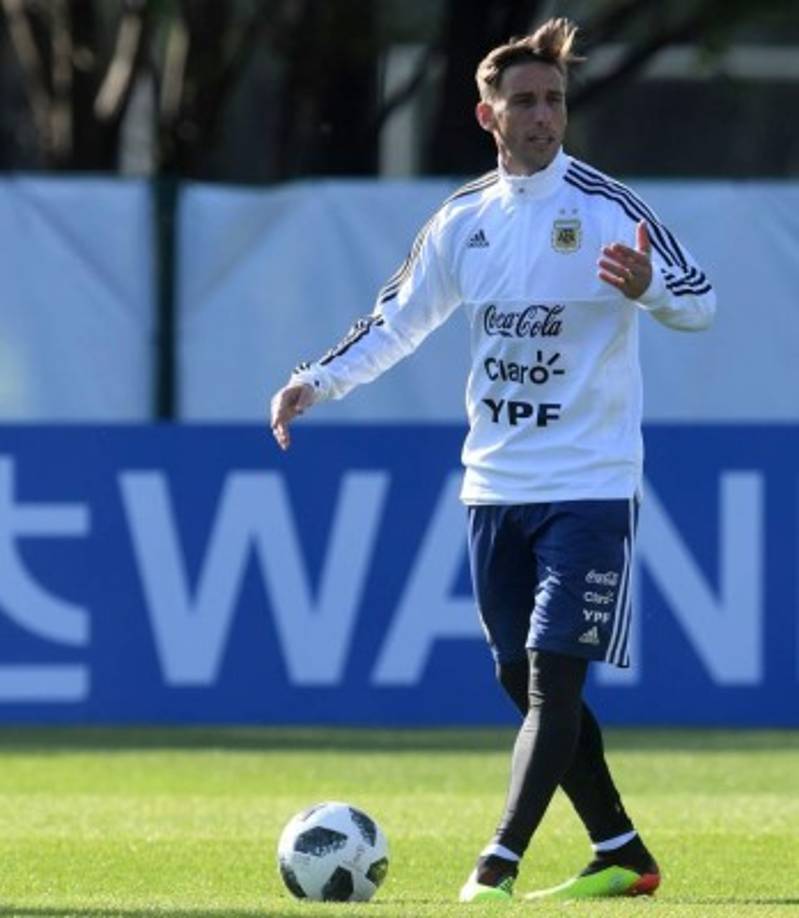 Argentina's midfielder Lucas Biglia (L) and assistant coach Lionel Scaloni (R) speak during a training session of Argentina's national football team at the team's base camp in Bronnitsy, near Moscow, on June 11, 2018 ahead of the Russia 2018 World Cup football tournament. / AFP PHOTO / Francisco LEONG