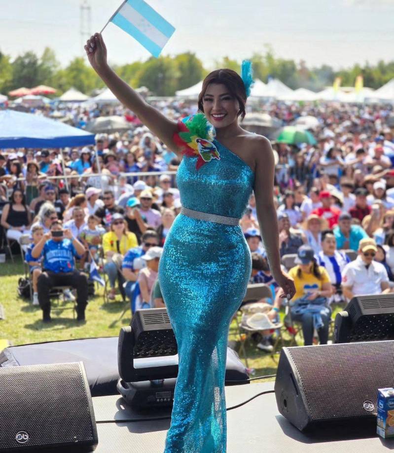 La joven presentadora también cargó en sus manos la Bandera Nacional de Honduras, símbolo sagrado de nuestra nación.