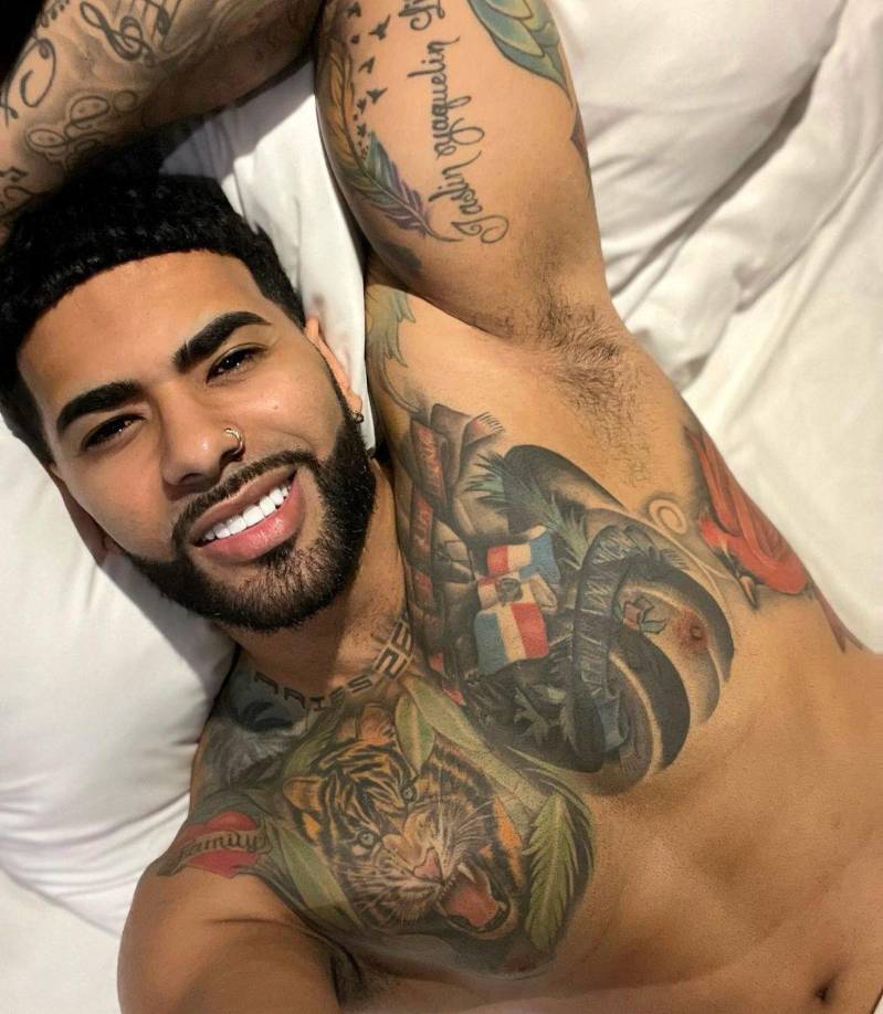 El joven ha lanzado videos musicales como “Adictiva”, “Pupusa”, “Dame la luz”, entre otros.