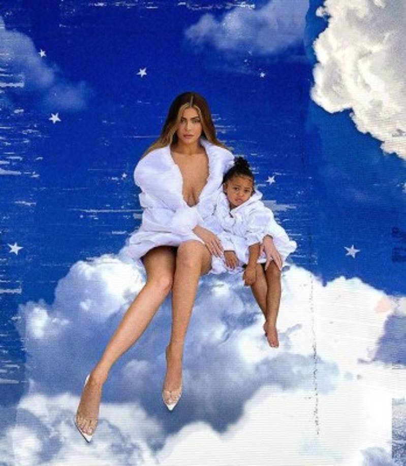 'Tan honrados, durante este increíble momento de cambio global y el nuevo despertar de la conciencia, de revelar nuestra portada de Distancia Social con la amable y hermosa Kylie Jenner y la princesa Stormi Webster filmadas a través de FaceTime', escribieron los fotógrafos.