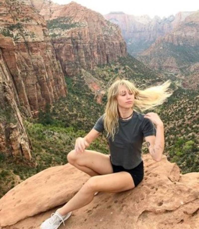 En otra de las imágenes compartidas, la cantante se mostró radiante demostrando que los escándalos que ha tenido recientemente no la perturban.