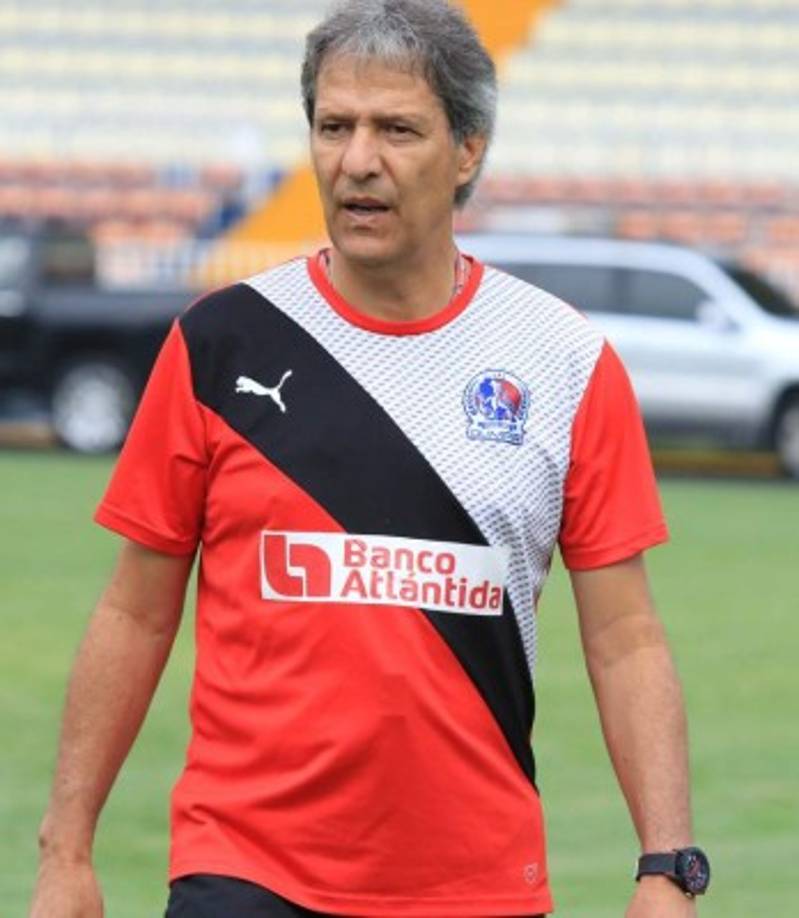 Carlos Restrepo, el entrenador colombiano ha pedido que en el Olimpia le lleven más fichajes. Andan en la búsqueda de un lateral .