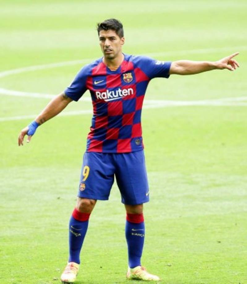 El Barcelona le ha comunicado a Luis Suárez, uno de los pesos pesados del club, que no contará con él y tiene que irse a otro equipo. La noticia la ha dado a conocer el programa El Chiringuito de Jugones. 'El Barça le ha dicho a Luis Suárez que se vaya', aseguran desde España. Y agregan: 'El Ajax le ha ofrecido al Barça 15 millones de euros por Suárez y el club le ha dicho que se tiene que ir'.<br/><br/>Otro de los equipos interesados en el delantero uruguayo es la Juventus de Pirlo para reforzar su delantera de cara a la próxima temporada.