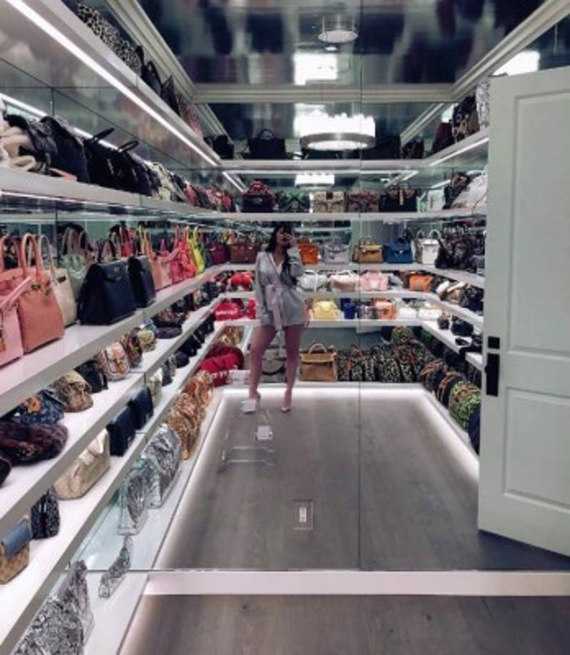 Kylie también cuenta con una impresionante colección de bolsos, entre las que destacan varios Hermès Birkin, cuyo precio oscila entre los 10.000 y los 200.000 dólares.