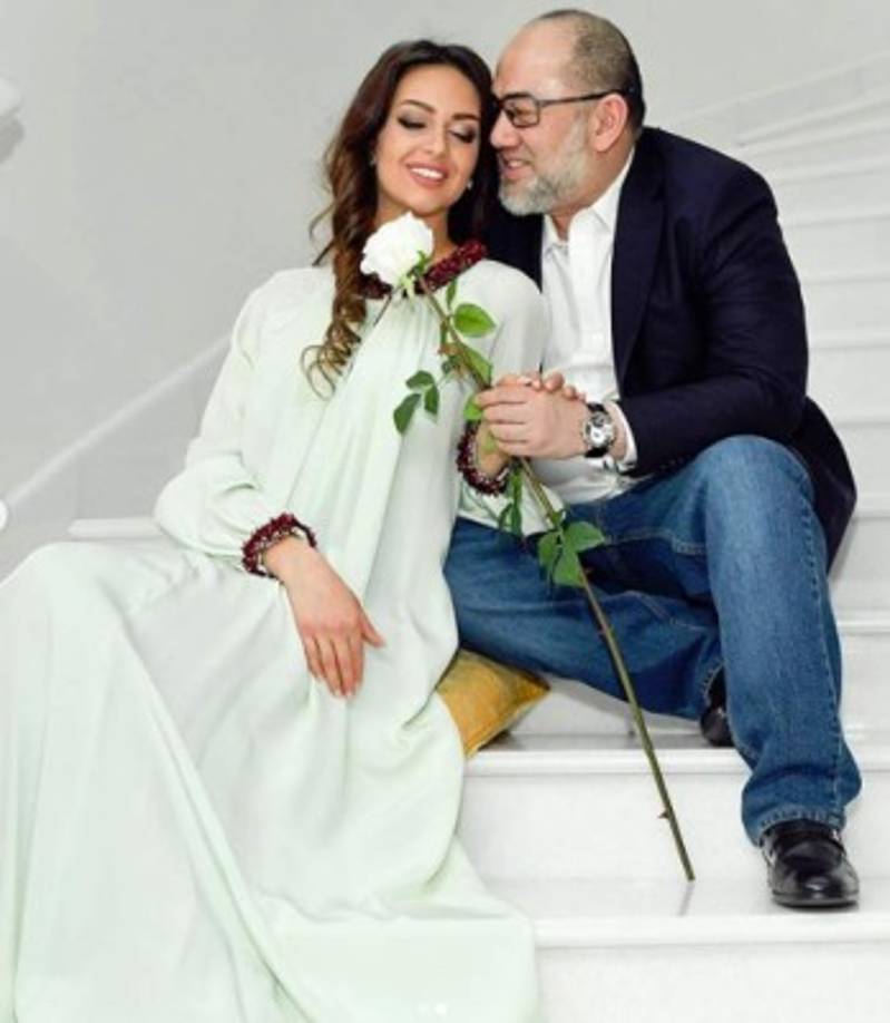 Se desconoce la causa de la ruptura del matrimonio tras el nacimiento del primer hijo de la pareja.