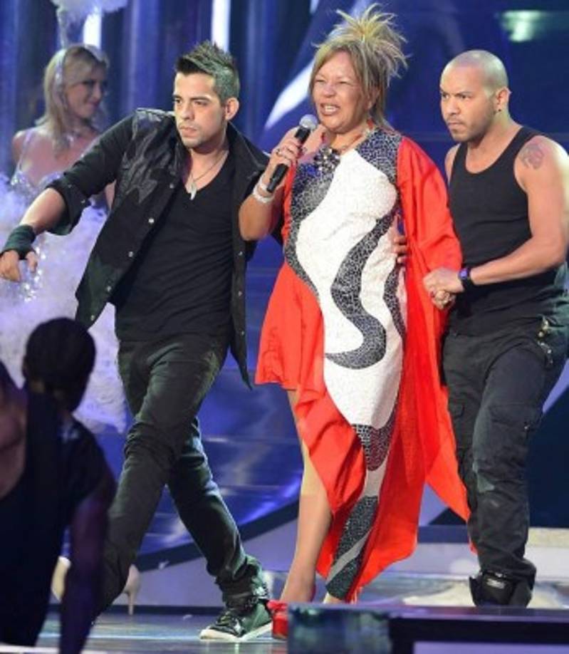 'La voz de la lambada', Loalwa Braz, fue asesinada en Brasil, su país natal. El cuerpo de la intérprete de 63 años apareció calcinado en el interior de un automóvil el 19 de enero. <br/><br/>Tres sospechosos fueron detenidos y acusados del crimen, realizado aparentemente por robo.