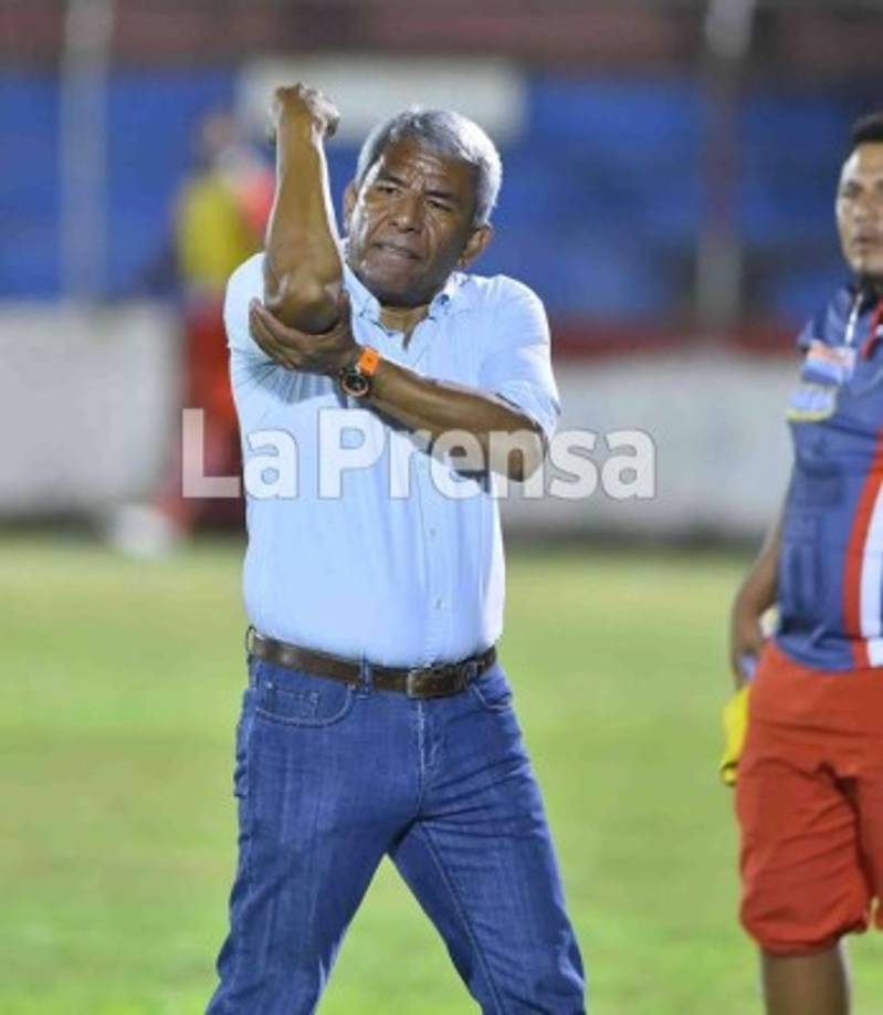 El técnico del Vida, Héctor Castellón, le dedicó este gesto al entrenador del Marathón, Héctor Vargas.