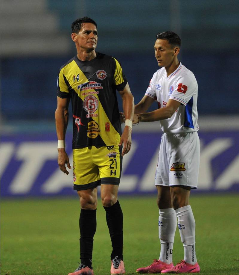 El paraguayo Roberto Moreira no tuvo su mejor noche con el Génesis ante el Olimpia.