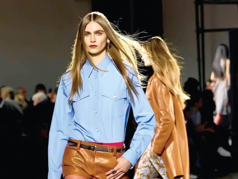 El azul celeste se puede usar en conjuntos de día como para la noche.