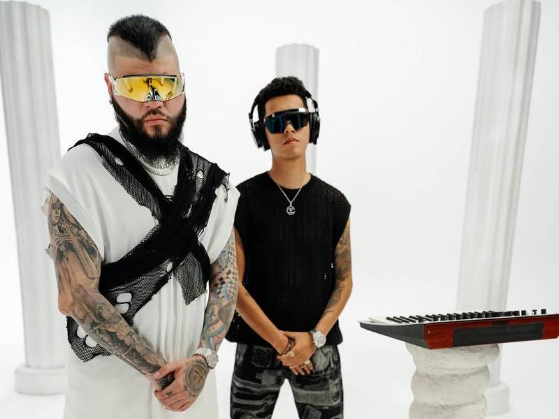 Ulloa posando junto a Farruko.