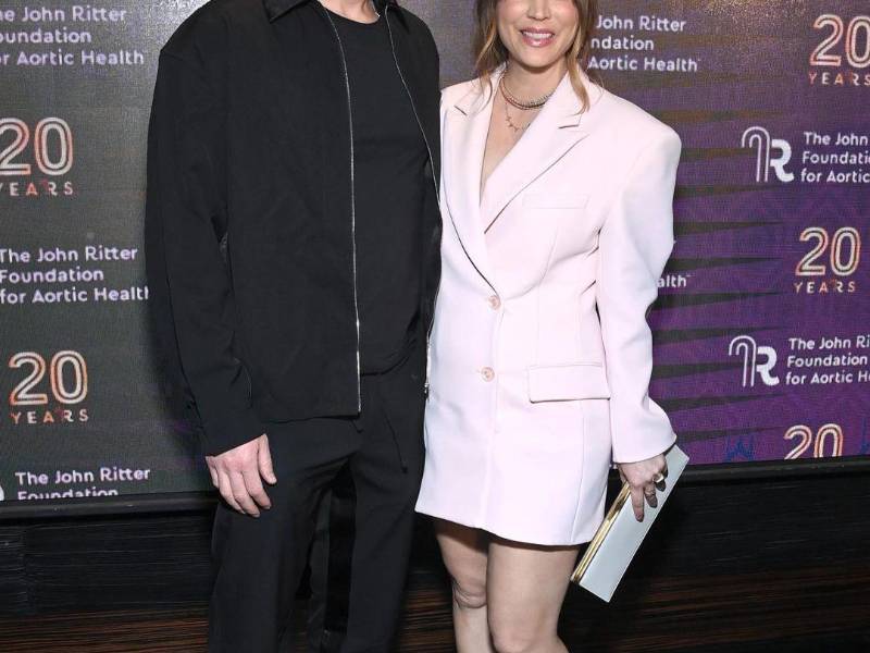 Los actores Caley Cuoco y Tom Pelphrey.