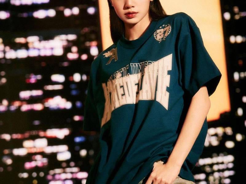 En internet, algunos seguidores lo vinculan a una actuación burlesca de Lisa en el cabaret parisino Crazy Horse la causa de que la vetaran en la red social Weibo.