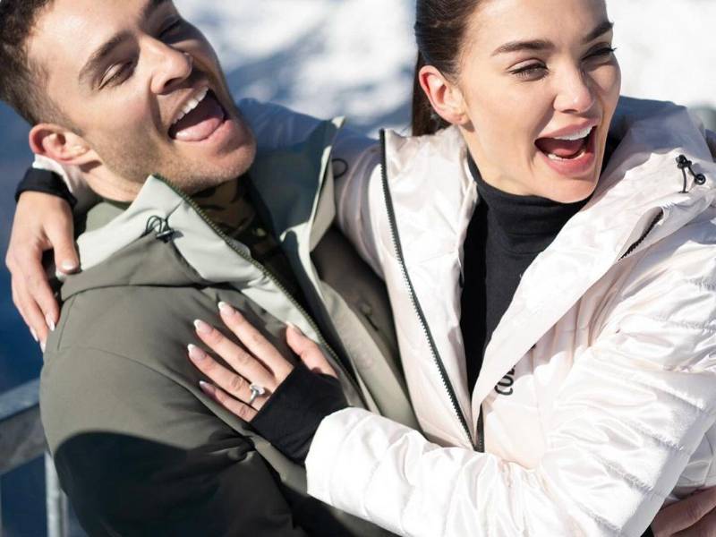 Los actores Ed Westwick y Amy Jackson durante su pedida de mano en Suiza.