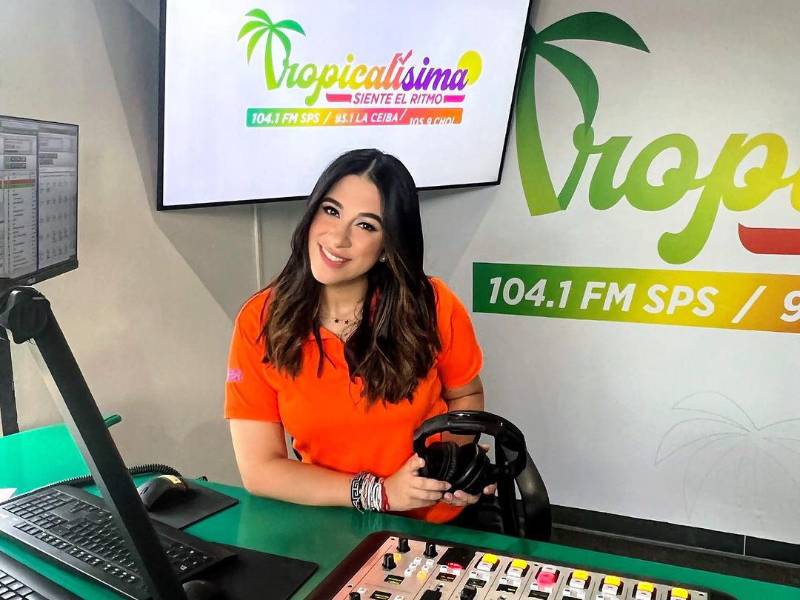 Alejandra Borjas es una de las locutoras más famosas del país, inició su carrera hace varios años y ha laborado en medios de comunicación como Canal 6, Exa FM y actualmente deleita a la audiencia a través de la nueva propuesta de Emisoras Unidas, Tropicalísima.