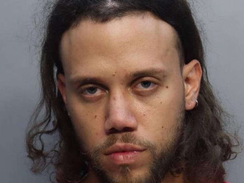 Fotografía cedida por el Departamento de Corrección y Rehabilitación del Condado de Miami Dade, que muestra al cantante puertorriqueño Jhayco posando para un registro policial de arresto por presunta posesión de drogas, en Miami (EE.UU.).