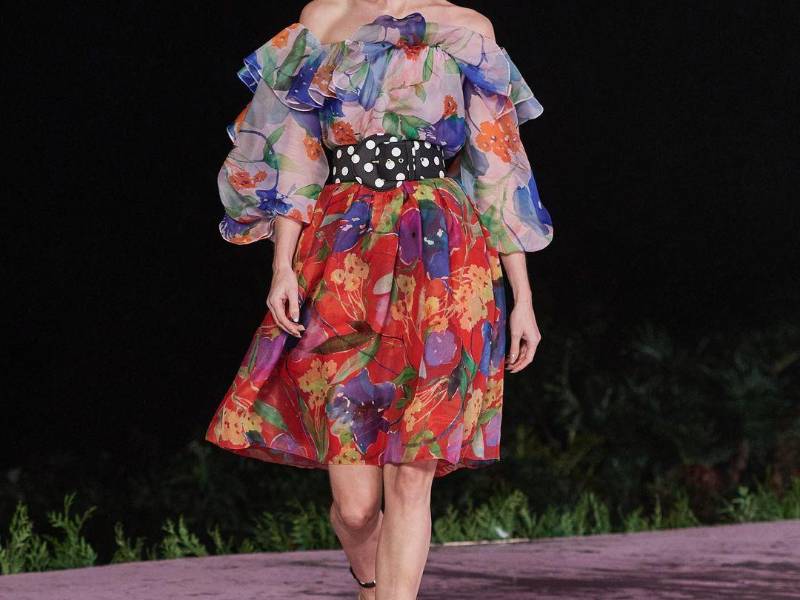 Según la explicación de la marca, la colección se conforma de piezas que “desdibujan las líneas entre lo casual y lo elegante, el día y la noche”, para lograr que una prenda sea adecuada para cualquier ocasión.