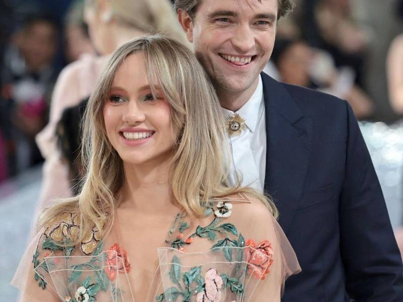 El actor Robert Pattinson siempre ha sido una persona muy reservada sobre su vida privada. Sin embargo, se sabe desde hace tiempo que su pareja es Suki Waterhouse, que triunfa en el mundo de la moda, la música y de la actuación. También sostuvo una larga relación con el actor Bradley Cooper.
