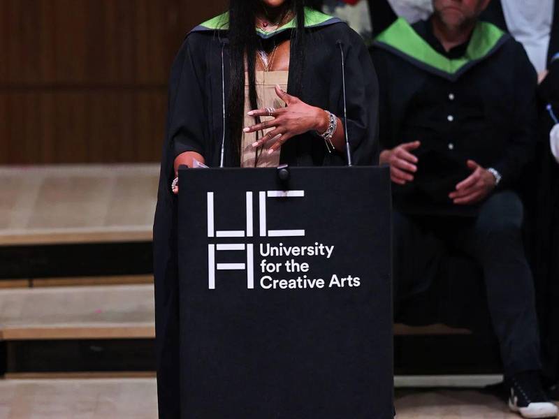 Un día antes de la distinción, Naomi desfiló para la marca de moda Balenciaga en París, Francia.