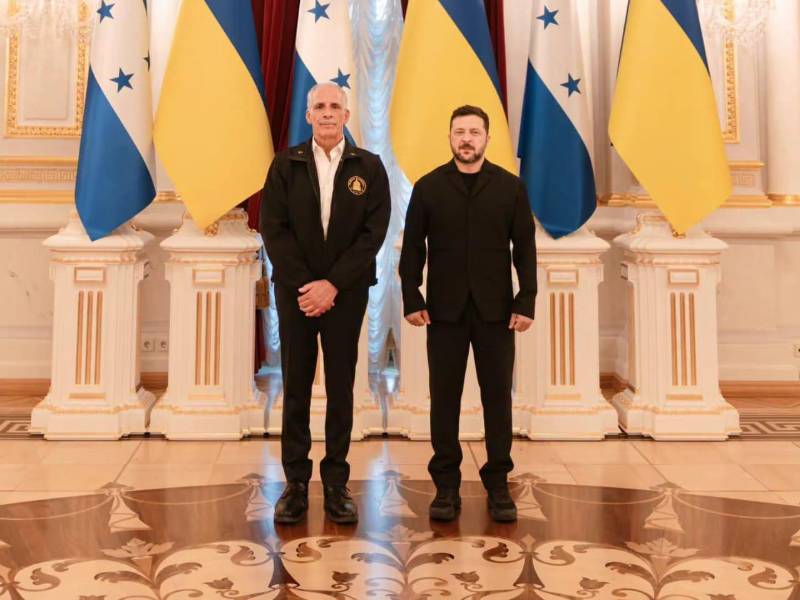 El Presidente Nasry Asfura junto al mandatario de Ucrania Volodímir Zelenski.