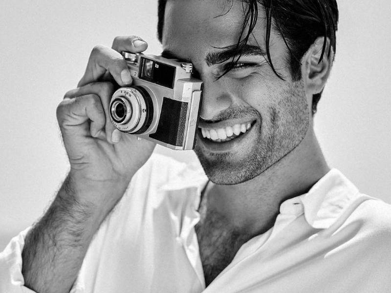 Matteo Bocelli también ha sido modelo de famosas marcas como GUESS.