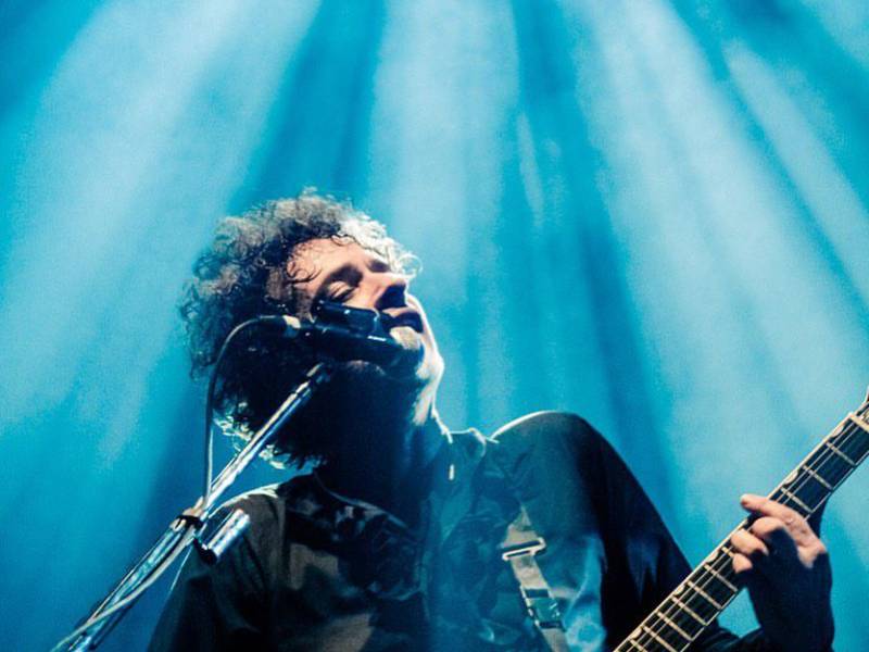 El genio que transformó el rock latino con creatividad y sensibilidad, Cerati redefinió el sonido de toda una generación y sigue estando presente en millones de fans que aún atesoran su legado musical.