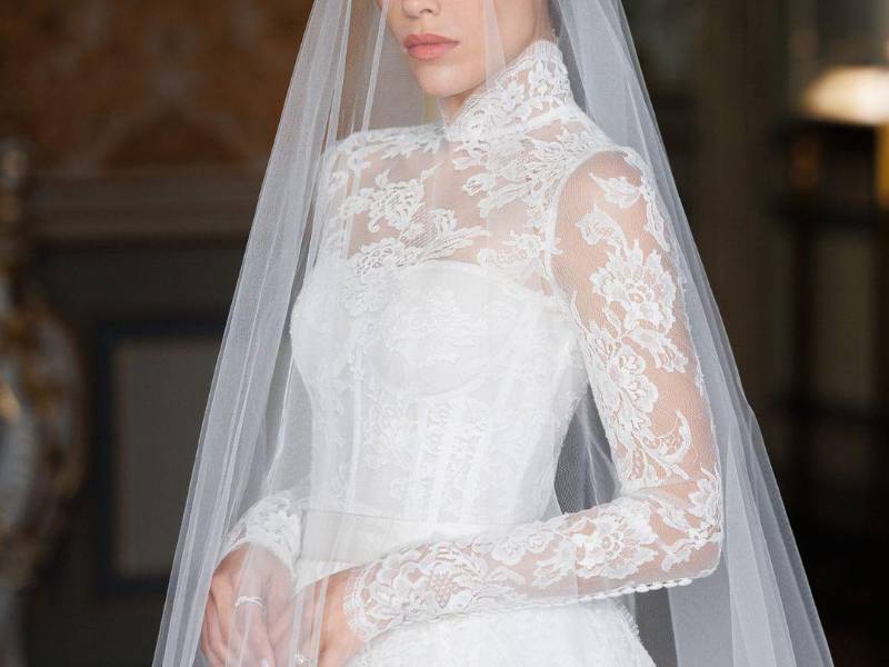 Sofisticado en el look que la modelo e influencer mexicana Michelle Salas eligió para su enlace matrimonial con el empresario Danilo Díaz. Para su gran día, la primogénita del cantante Luis Miguel con la actriz Stephanie Salas, eligió un diseño de Dolce &amp; Gabbana.