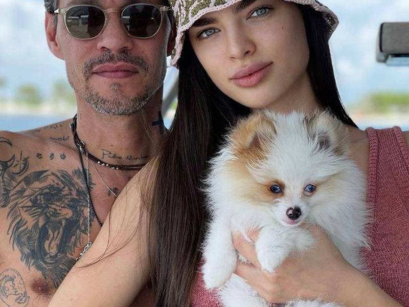 MARC ANTHONY Y NADIA FERREIRAAunque no se coronó como reina en Miss Universo 2021, la modelo paraguaya se llevó el corazón del cantante. Después de tres divorcios, el salsero de 54 años supo que quería compartir su vida con la joven de 23 años de edad y le declaró su amor con una sortija que vale medio millón de dólares.