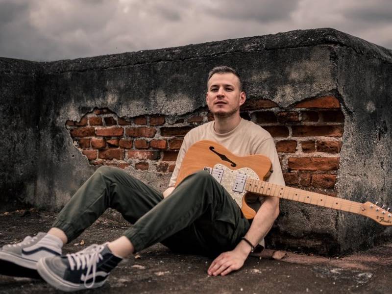 E<b>DUARDO UMANZOR</b>El cantante sampedrano regresa a los escenarios de San Pedro Sula este viernes 14 de abril. En sus redes sociales, el exintegrante de Montuca Sound System, dijo que desde las 8:00 pm estará en Jungla Brewing Company ubicado en la colonia Altiplano. “Armamos esta banda y estos shows para los que tenemos alguna nostalgia por una época donde MTV estaba en la tele de la casa todo el día y la música se hacía mayormente con guitarras”, explicó sobre el evento que tendrá con EXP 23, su nueva banda musical.Cover: L. 150