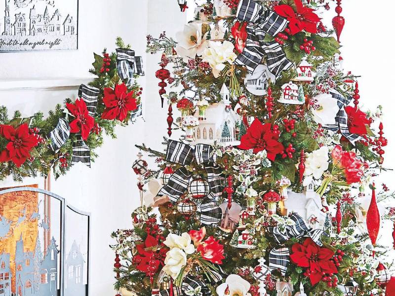 Nostalgia maximalista: No hay forma de rehuir la tradición en Navidad, así que si lo suyo son el rojo, verde y azul, ¡puede hacerlo! Un brillo centelleante es clave para este look nostálgico, y para lograr el mejor brillo es envolver las luces firmemente alrededor de las ramas del árbol para formar una buena base.