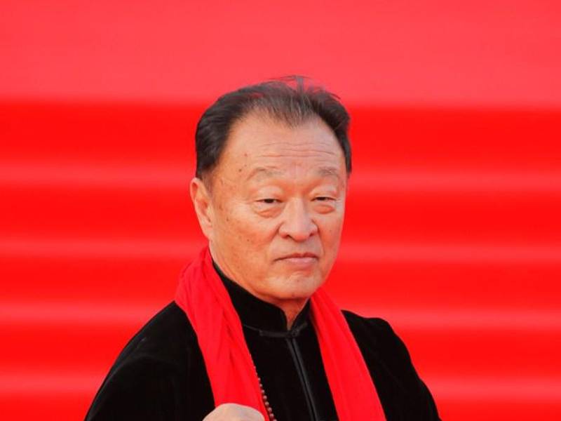 El actor de cine estadounidense Cary-Hiroyuki Tagawa posa el jueves 19 de abril de 2018, a su llegada a la ceremonia de apertura del Festival Internacional de Cine de Moscú, en el teatro Rossiya, en Moscú (Rusia).