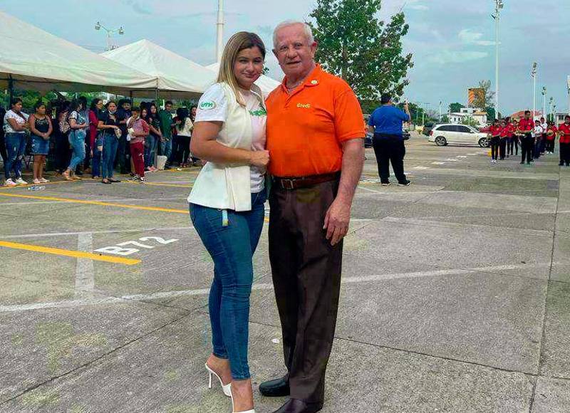 Emma Mejía junto al presidente ejecutivo de UTH, Roger Valladares