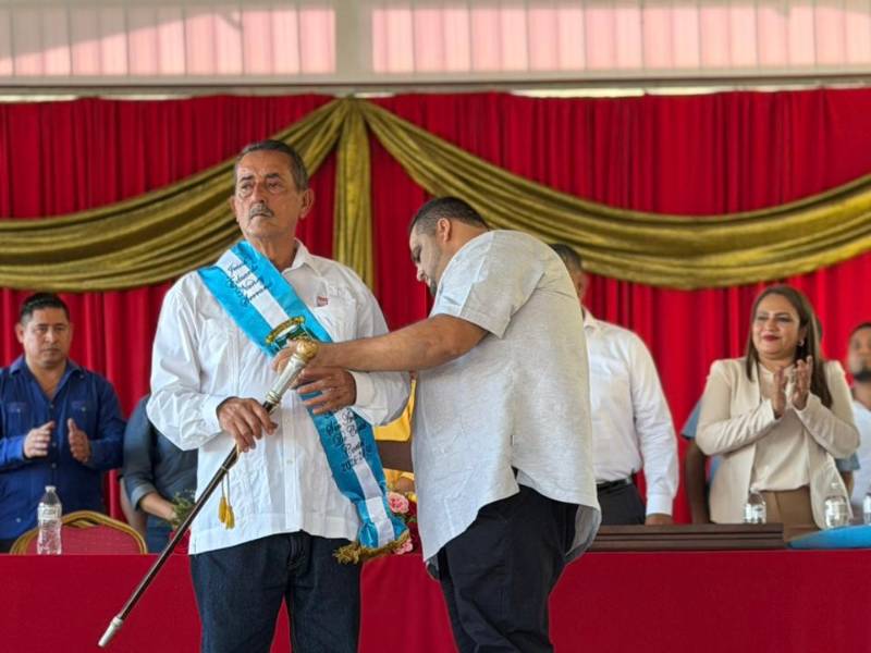 Jesús Eduardo Núñez Serrano con la banda y bastón oficial.