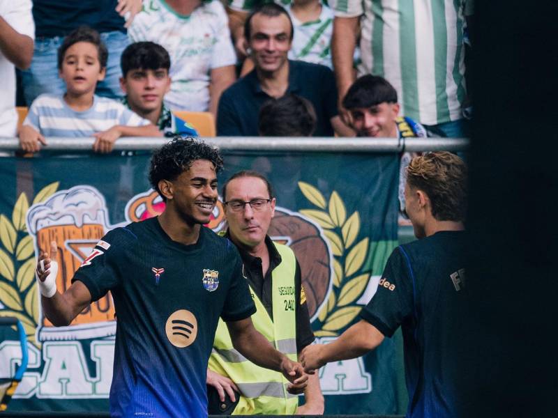Lamine Yamal celebrando su golazo con Fermín López.