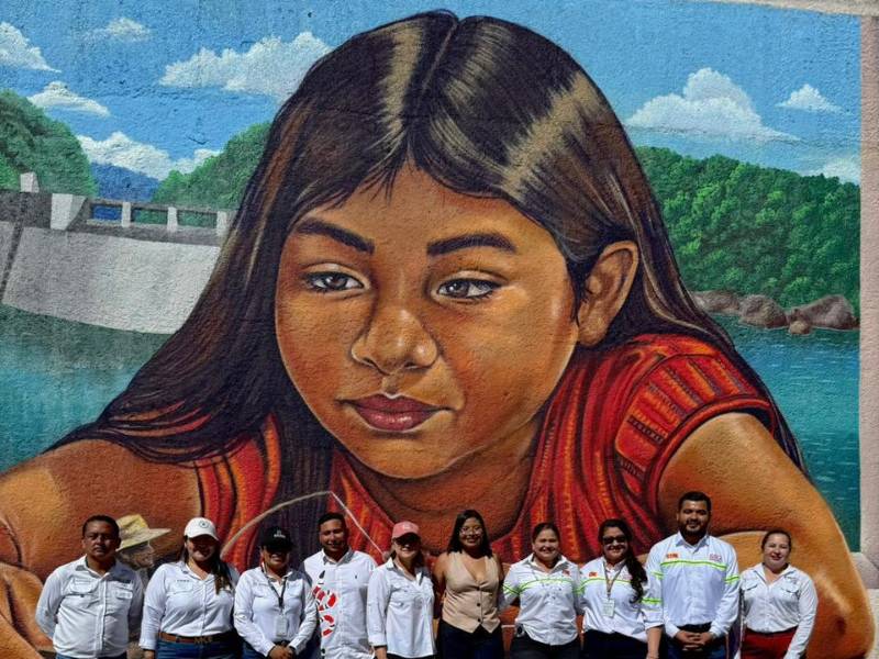 Colaboradores y representantes de la Central Hidroeléctrica General Francisco Morazán – El Cajón, junto con los artistas que realizaron la obra.