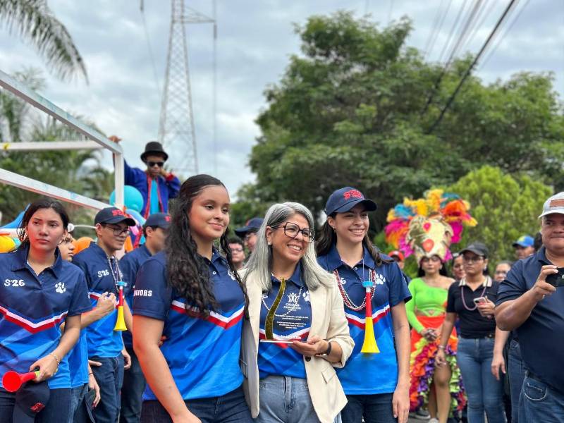 Karla Bonilla y Glenys Rajo le entregaron un reconocimiento a la directora de la isntitución, Rossy López.