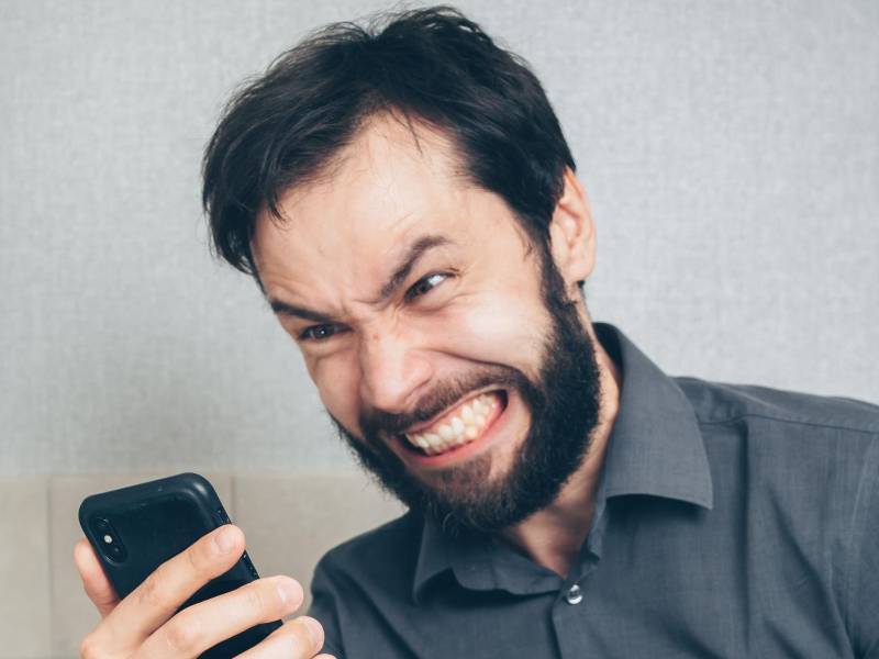 La marea incesante de notificaciones, chats y correos electrónicos que no descansan a ninguna hora incrementa los niveles de estrés y frustración tecnológica entre los empleados. Foto: Mihail Nilov (Pexels)