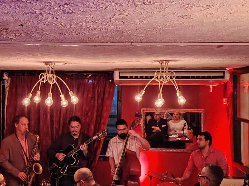 El saxofonista estadounidense Josh Quinlan (izquierda) junto a los chicos de Jazz Guitar Trío en una presentación especial.