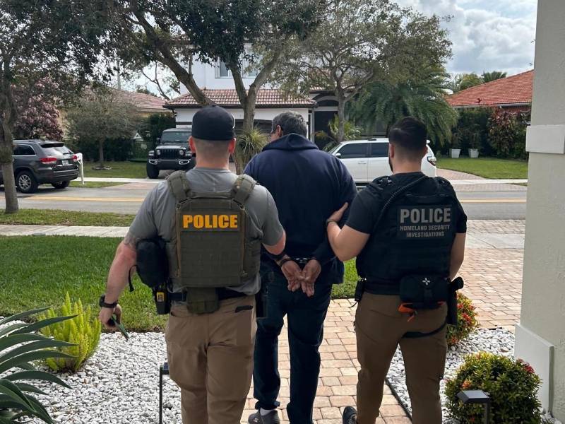 Los arrestados en redadas migratorias alcanzaron el domingo su máximo diario con cerca de 1,000 inmigrantes, según datos del Servicio de Inmigración y Aduanas (ICE) .