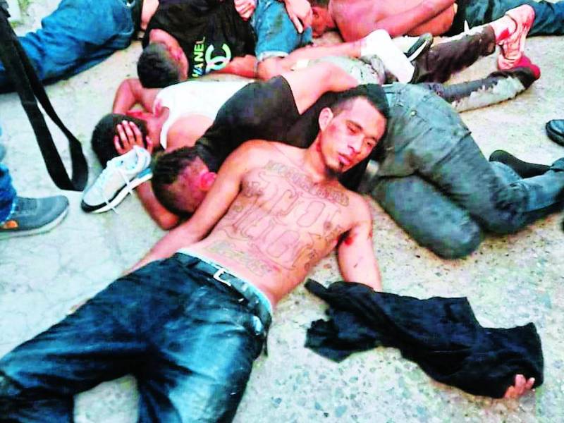 Las armas y los pandilleros detenidos ayer.