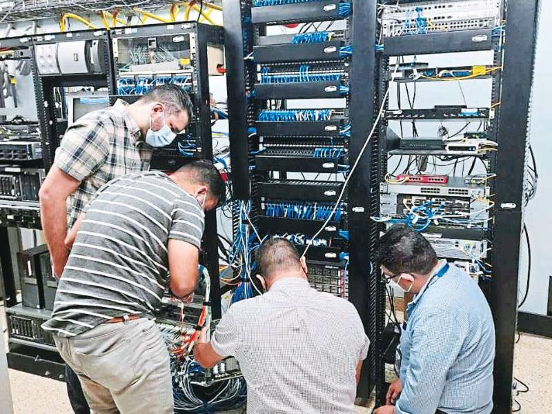 Inspección. Los fiscales de la Unaf inspeccionaron el equipo informático que fue adquirido por los exfuncionarios del IHSS entre 2010 y 2014.