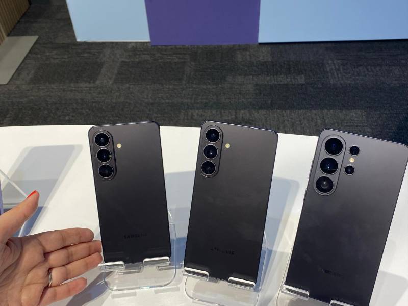 Los dispositivos integran agentes como Bixby, Gemini y Perplexity, capaces de ejecutar tareas mediante voz o botón dedicado.