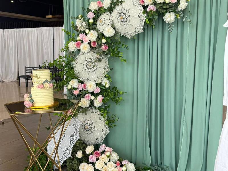 La decoración ya espera a las parejas este sábado en las bodas de Caná.