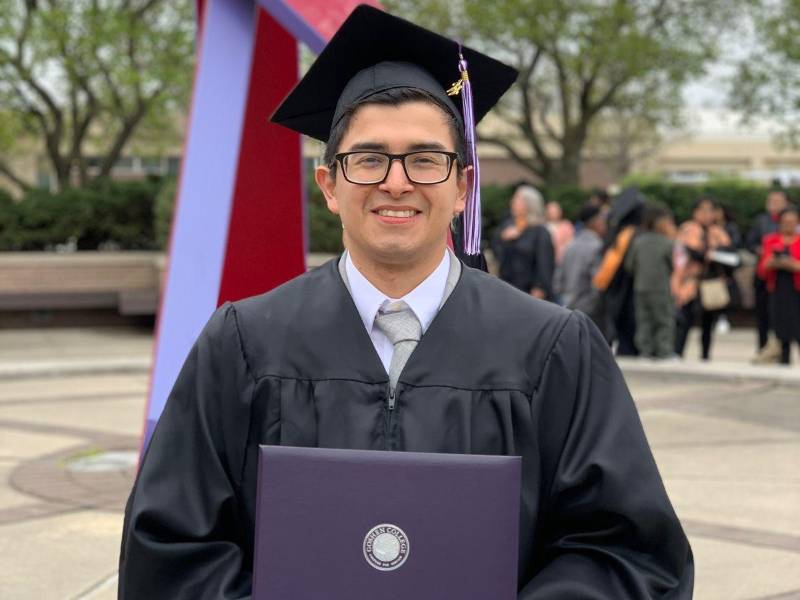 El sampedrano Bryan Natarén durante su graduación en Goshen College.
