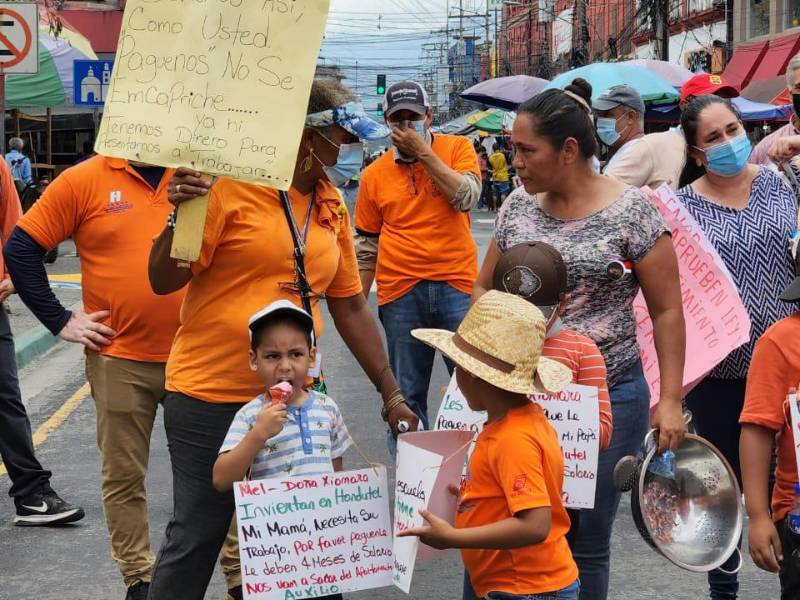 Con pancartas cientos de empleados de Hondutel protestaron este jueves para exigir el pago de cuatro meses de salario atrasados.